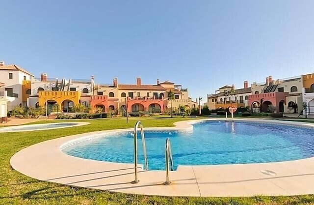 Beautiful 3 bed townhouse in Andalucia ideal for families, golf. Shared Pool.