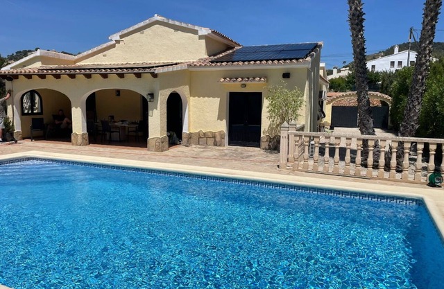 Beautiful 3 bed villa with pool and mountain view