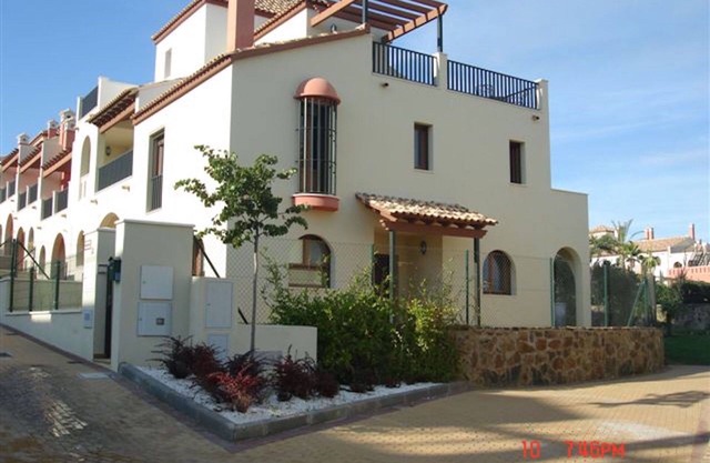 Beautiful 3 Bedroom 2 Bathroom Town House In a Private Gated Complex & Free WiFi