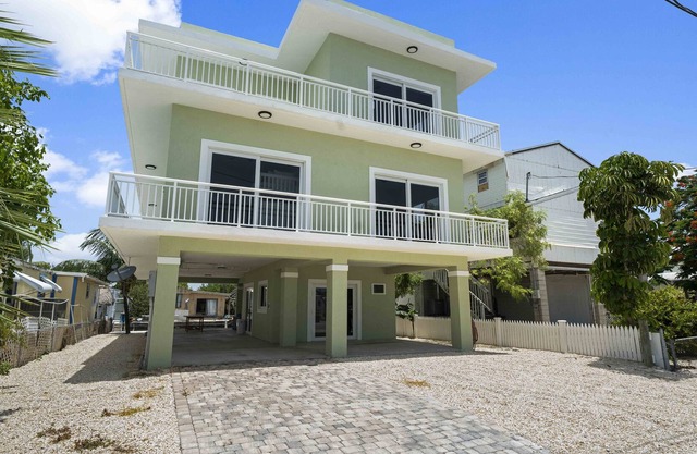 Beautiful 3 story home with roof top patio amazing sunsets!