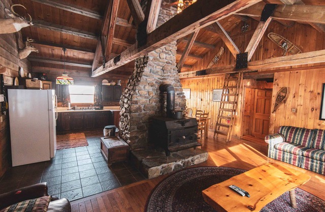 Beautiful 3bd + Loft Log Cabin in Lakeside All Inclusive Resort
