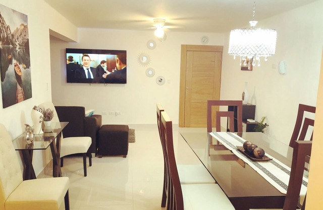 Beautiful 3BR apt-WiFi-SmartTV-Pool-Gym-Playground - Gated 24hr Security