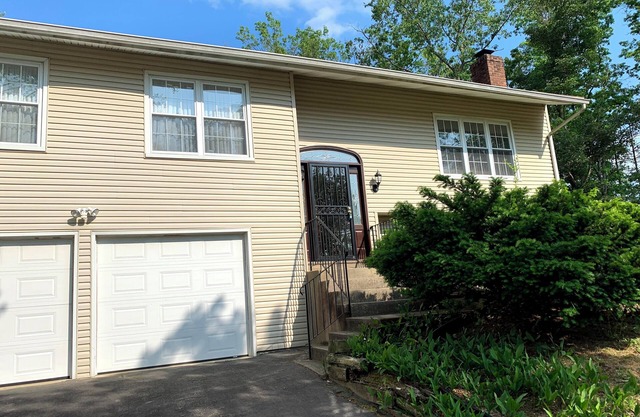 Beautiful 4 Bedroom Home With Pool 40 minutes from Atlantic City!