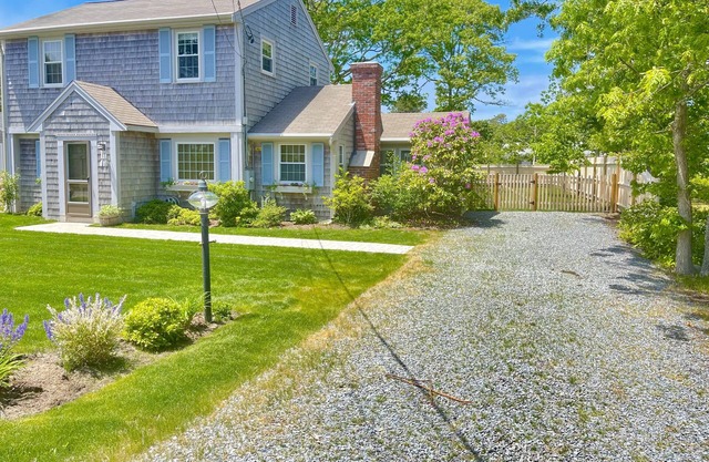 Beautiful 4 Bedroom, 2.5 bath Home with Central AC. Walk to beach, Large Yard