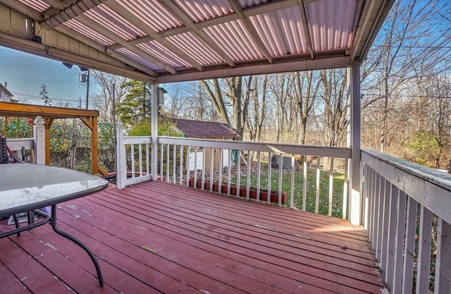 Beautiful 4 bedroom house with cozy patio 10 minutes from Montreal!