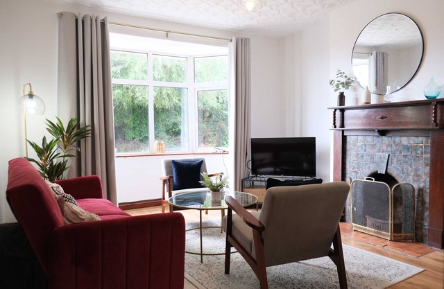 Beautiful 4 Bedroom Home with Garden in Bedford