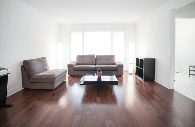Beautiful 5 Bedroom Villa, Modern Interior, surrounded by parks, trails& grocery