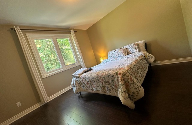 Beautiful 5 Bedroom House close to Port Credit,Lakeshore Easy Access to Downtown