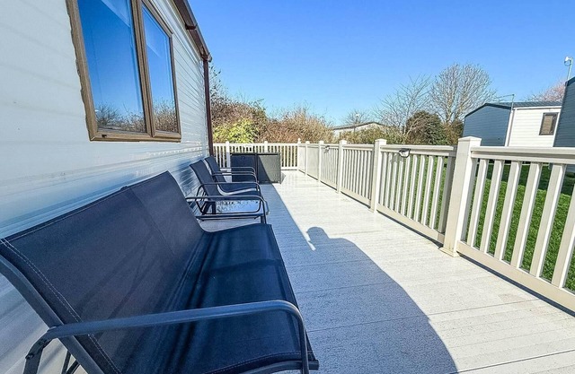 Beautiful 6 berth caravan for hire with huge decking at Manor Park ref 23142K
