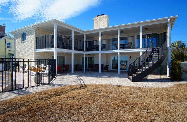 Beautiful 7 BD oceanfront house with a private pool located on the Golden Mile