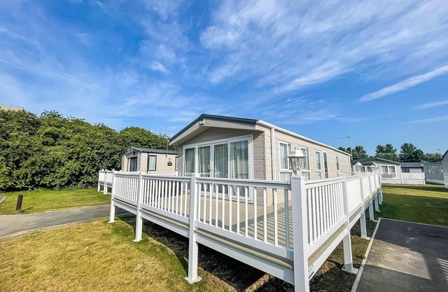 Beautiful 8 berth caravan with decking at Broadland Sands in Suffolk ref 20017CV