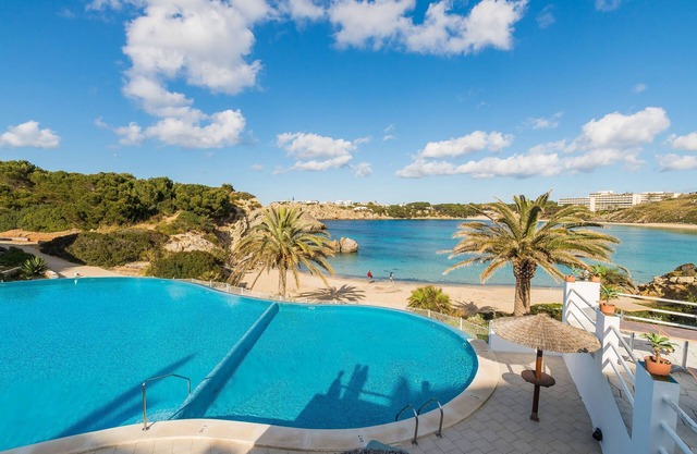 Beautiful Apartment with Wi-Fi, Pool, Terrace and Sea View