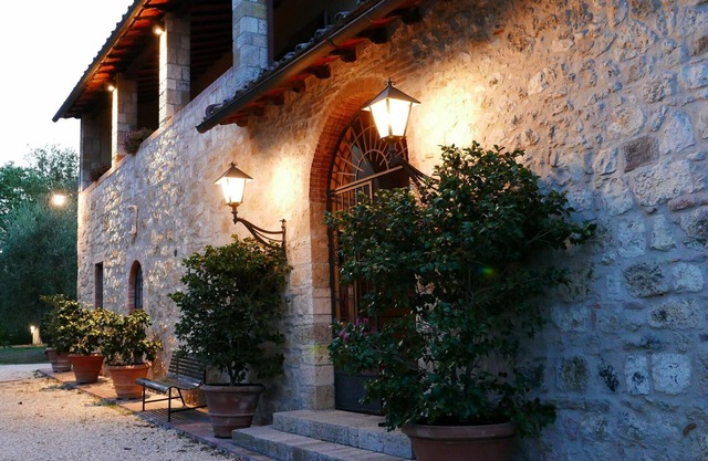 Beautiful apartment in villa with WIFI, pool, TV, patio and panoramic view, close to San Gimignano