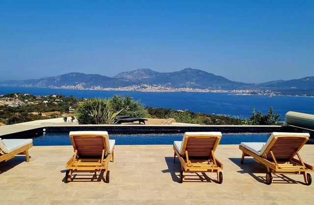 Beautiful air-conditioned villa, 70m² + 48m² terrace with sea view + WiFi