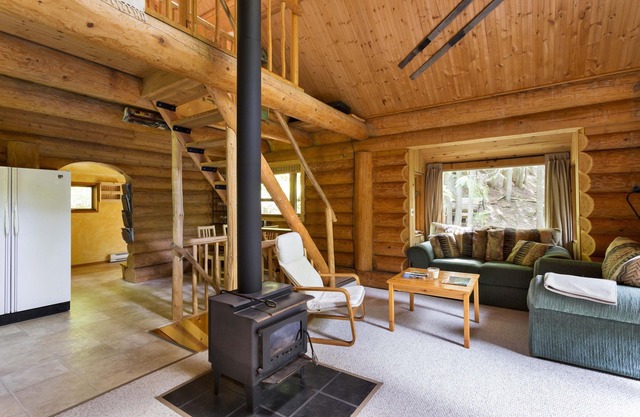 Beautiful And Private Mountainside Log Cabin - Hot Tub And 10 Min From Nelson