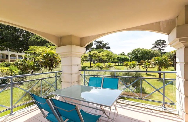 Beautiful apartment, terrace, swimming pools 300 m from the beach