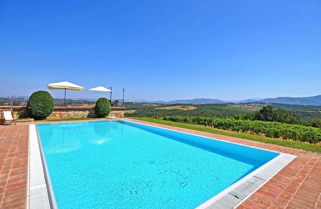 Beautiful apartment with WIFI, pool, TV, pets allowed and panoramic view, close to Greve In Chia.