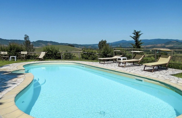 Beautiful apartment for 6 guests with WIFI, pool, patio, pets allowed and parking