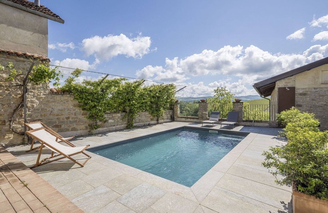 Beautiful apartment for 4 guests with pool, WIFI and TV, close to Alba