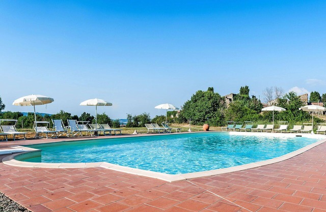 Beautiful apartment in villa for 4 guests with pool, WIFI, TV, terrace and pets allowed