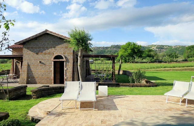 Beautiful apartment in villa with pool, hot tub, WIFI, TV, patio, pets allowed and panoramic view