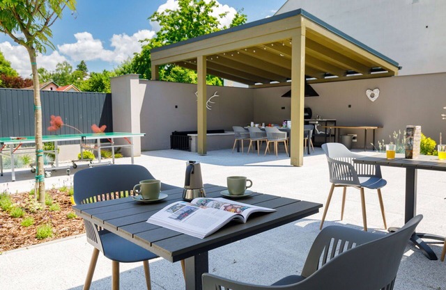 Beautiful apartment in villa for 12 people with A/C, hot tub, WIFI, TV, patio and parking