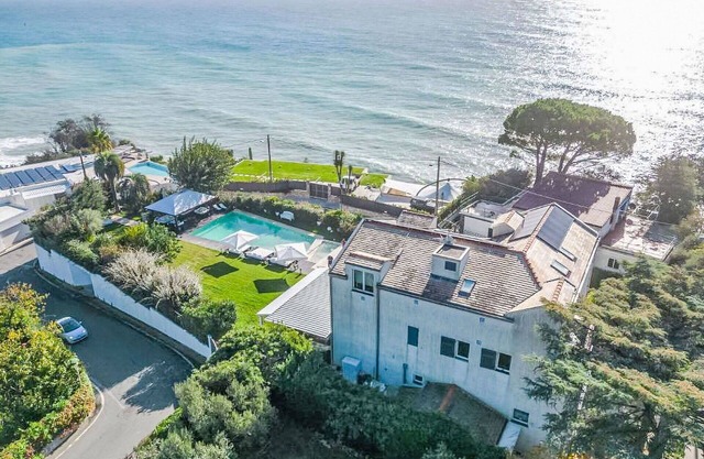 Beautiful apartment for 6 guests with WIFI, pool, TV, patio and pets allowed