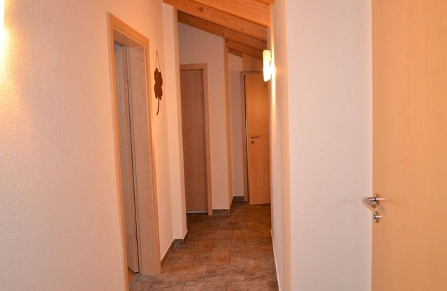 Beautiful apartment in villa for 5 guests with WIFI, TV, balcony, pets allowed and parking