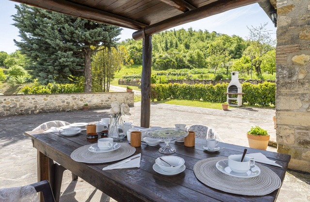 Beautiful apartment in villa for 4 people with WIFI, pool and panoramic view