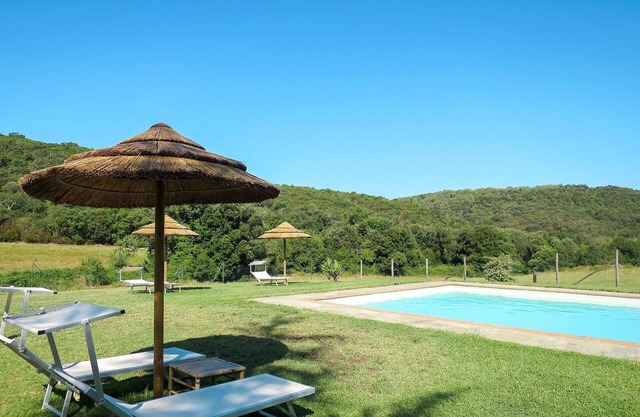 Beautiful apartment in villa for 2 guests with WIFI, pool, TV, patio and parking