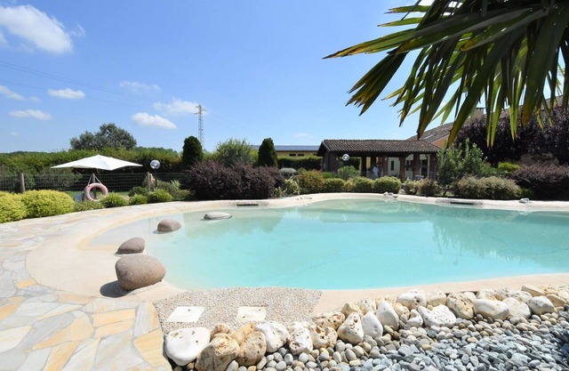 Beautiful apartment in villa for 4 guests with WIFI, A/C, pool, TV and patio