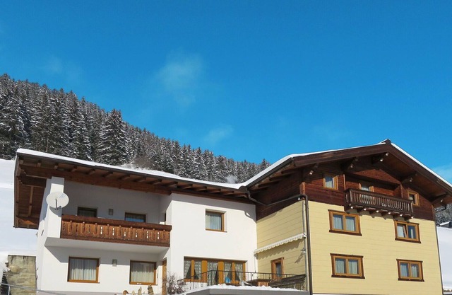 Beautiful apartment in villa for 6 guests with WIFI, TV, terrace and parking
