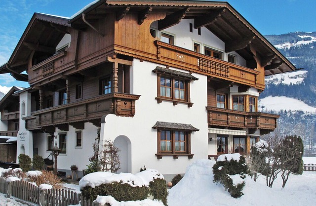 Beautiful apartment for 10 people with WIFI, TV, patio and parking