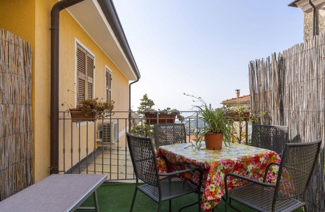 Beautiful apartment for 6 guests with WIFI, A/C, balcony, pets allowed and parking