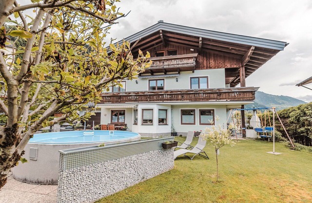 Beautiful apartment for 8 people with pool, WIFI, TV, balcony and pets allowed