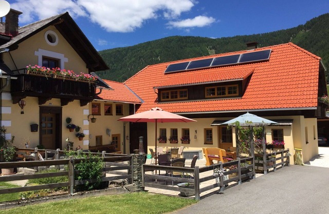 Beautiful apartment for 5 guests with hot tub, WIFI, TV, patio, pets allowed and panoramic view