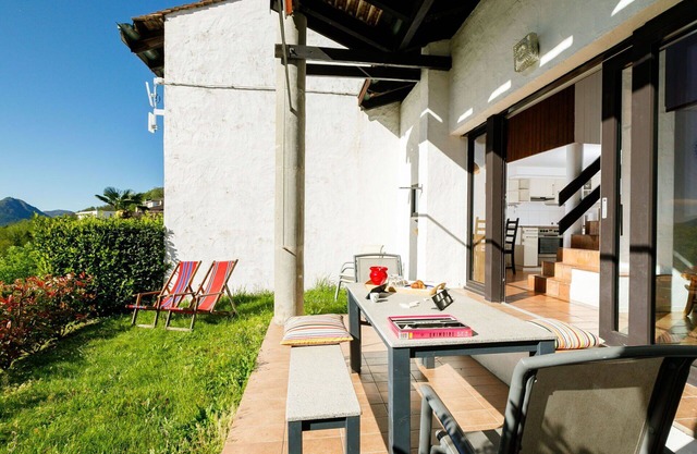 Beautiful apartment for 4 people with WIFI, pool, TV, patio, pets allowed and panoramic view