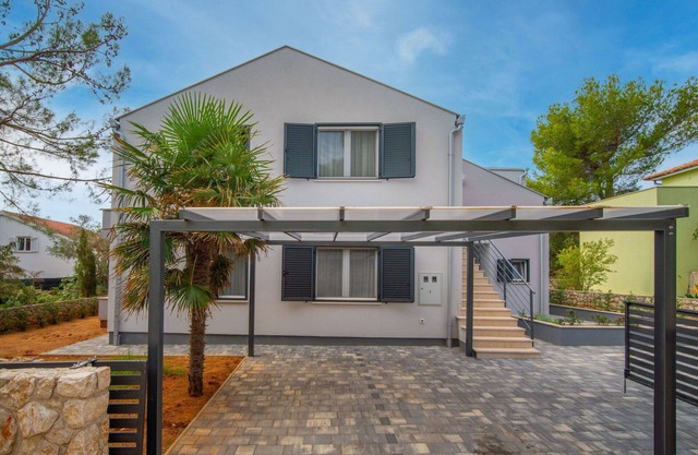 Beautiful apartment for 6 guests with WIFI, A/C, hot tub, TV, terrace and parking
