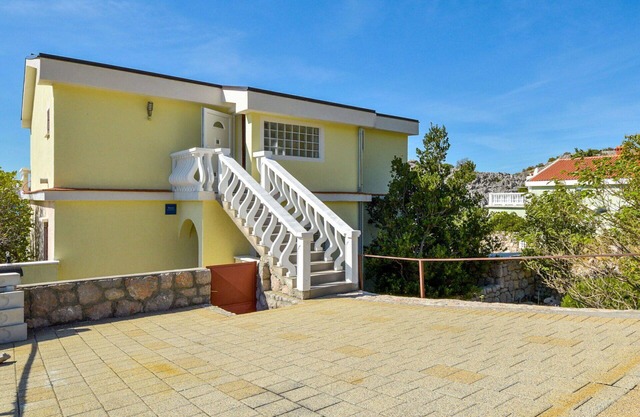 Beautiful apartment for 6 guests with WIFI, A/C, TV and terrace