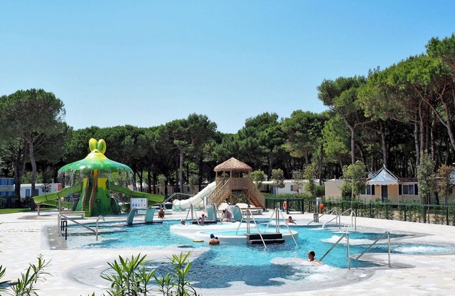 Beautiful apartment in villa for 4 guests with pool, A/C, WIFI, TV and terrace