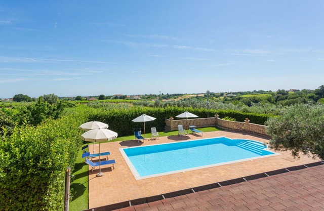 Beautiful apartment in villa for 4 guests with WIFI, pool, TV, terrace and pets allowed