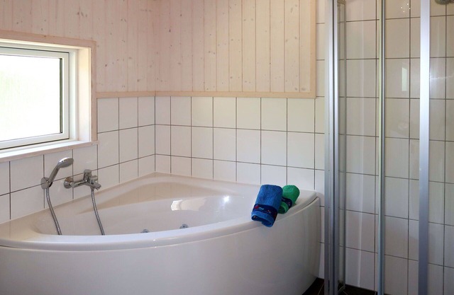 Beautiful apartment in villa for 10 guests with WIFI, hot tub, TV, terrace, pets allowed and par.