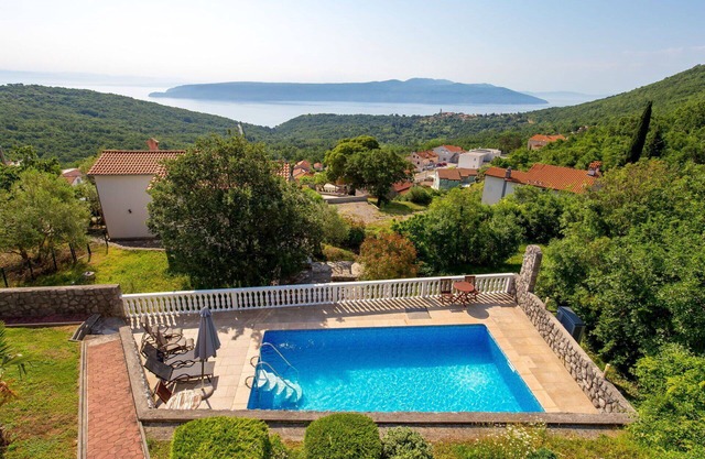 Beautiful apartment in villa for 6 people with A/C, pool, WIFI, TV, terrace and pets allowed