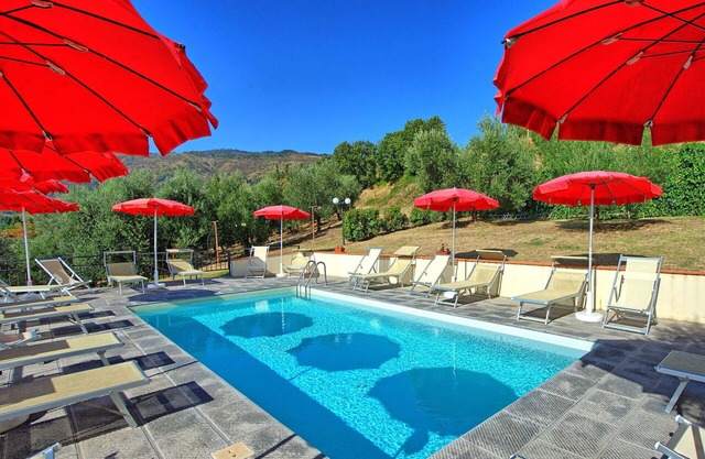 Beautiful apartment in villa for 6 guests with WIFI, pool, TV, veranda and pets allowed