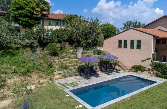 Beautiful apartment in villa for 2 people with pool, TV, terrace and panoramic view