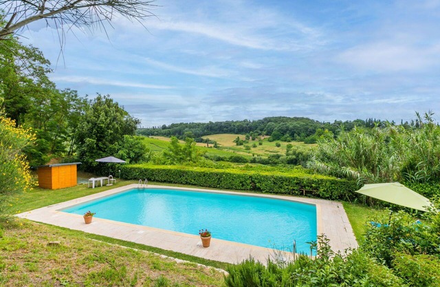 Beautiful apartment in villa for 6 people with pool, TV and patio