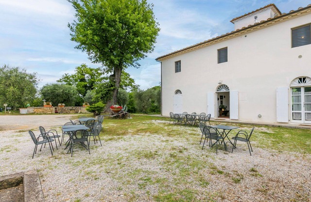 Beautiful apartment in villa for 8 guests with pool, TV and patio