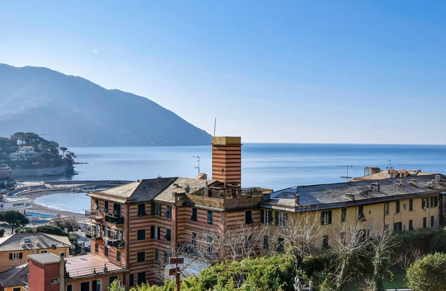 Beautiful apartment overlooking the beach and the houses of Recco.