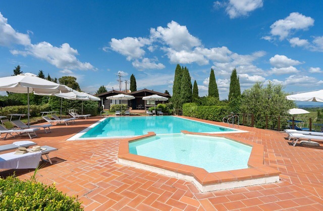 Beautiful apartment with WIFI, A/C, pool, TV, veranda and panoramic view, close to San Gimignano