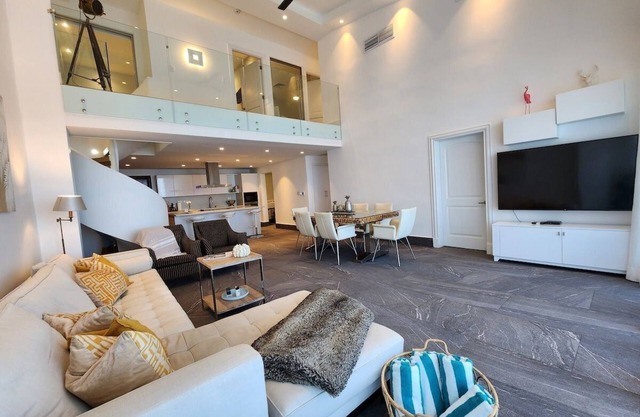 Beautiful Apt. w/Amazing View